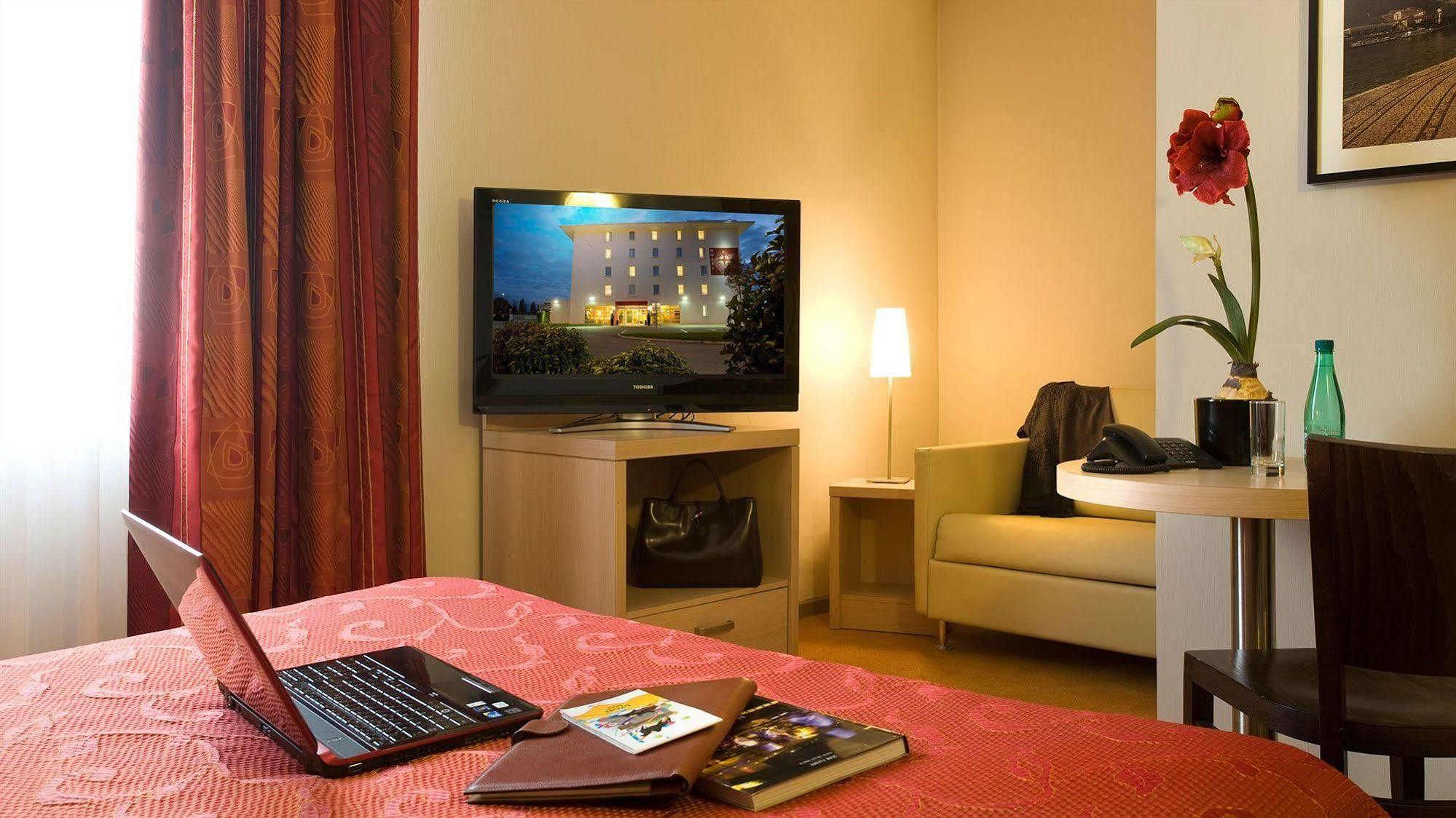 Ibis Styles Lyon Meyzieu Arena Stadium Exterior foto
